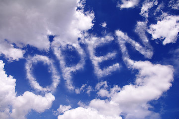 青空に浮かぶOPENの文字