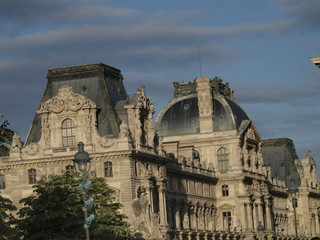 Fototapeta na wymiar Luwr w Paryżu