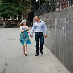 Naklejka premium Young couple in the street