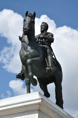Fototapeta na wymiar Konny pomnik Henryka IV we Francji, Paryż