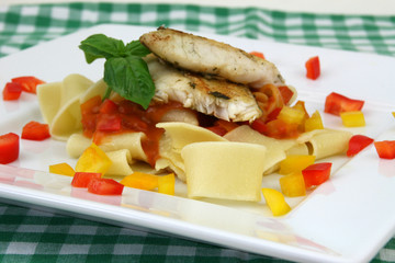 Zanderfilet auf Pappardelle mit Paprikasoße