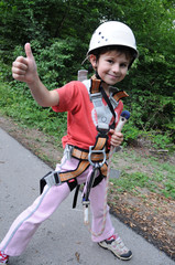 Fototapeta na wymiar Mädchen mit Kletterausrüstung und Helm