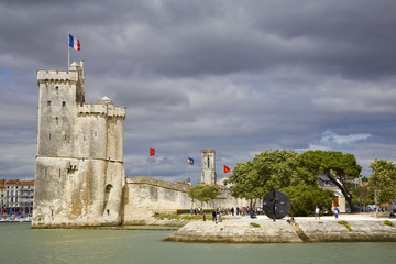 france,17,la rochelle : tours st nicolas  à l'entrée du port