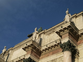 Fototapeta na wymiar Arco del triunfo del Louvre en Paris