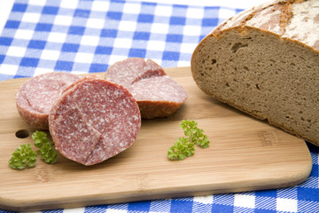 Salami mit Brot