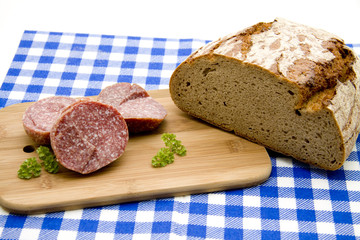 Salami mit Brot