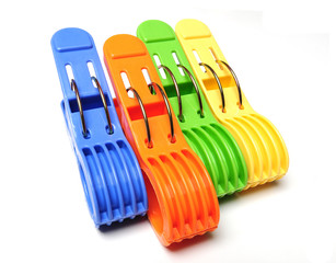Vier farbige Wäscheklammern