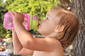 enfant buvant © muro