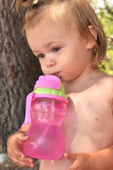 enfant buvant © muro