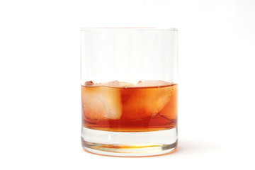 Whisky on the rocks auf Weiß
