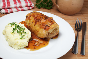 Gefüllte Wirsingroulade mit Kartoffelpüree