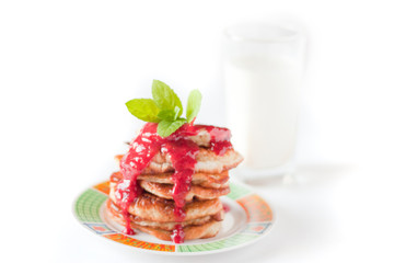 Pancakes with fresh raspbery sauce and mint