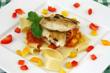 Zanderfilet gebraten mit Paprikasoße und pappardelle