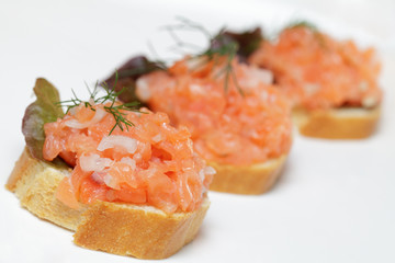 Canapes mit Lachstatar
