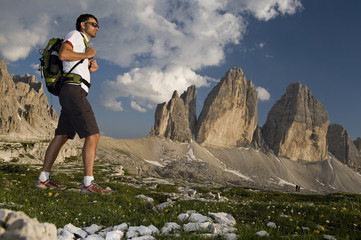 Wanderer genießt die Abendstimmung in den Dolomiten