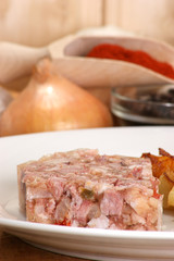 Sülze auf einem Teller serviert