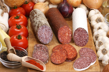 aufgeschnittene Salami auf einem Holzbrett