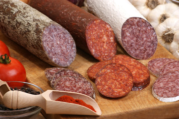 aufgeschnittene Salami auf einem Holzbrett