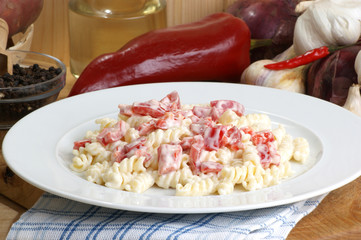 hausgemachter Nudelsalat mit roter Paprika