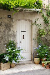 Fototapeta na wymiar Stare drewniane drzwi z przodu