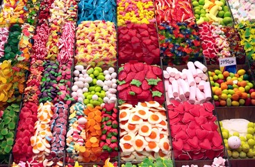 assortiment de bonbons en gélatine sur étalages - 25033228