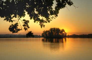 Zachód słońca nad jeziorem z wyspą