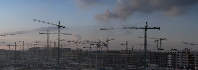Gruas al caer el sol