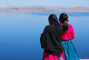Fillettes devant le lac Titicaca, île Taquile