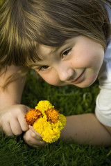 Uśmiechnięta dziewczynka z kwiatami