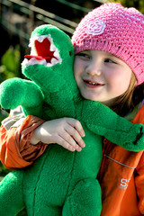 Uśmiechnięta dziewczynka podczas zabawy © sitriel