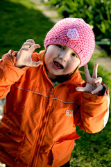 Uśmiechnięta dziewczynka podczas zabawy © sitriel