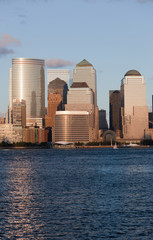 Obraz premium Manhattan Finantial District at sunset panorama from Jersey city