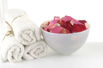 Fotobehang Kom met rozenblaadjes en handdoek in een spa © Mee Ting