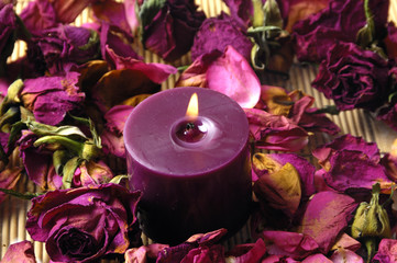 Obraz na płótnie Canvas Pink candle with mix dry petals
