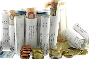 tickets de caisse, pièces, billets euros, fond blanc