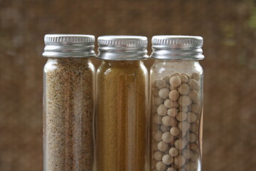 Drei Fläschchen mit Gewürzen