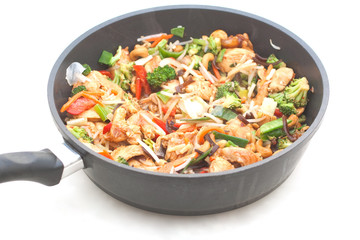 Pfanne mit asiatischem Essen: Gemüse, Cashewkernen, Hühnchen.