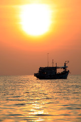 Obraz premium Boat and sun