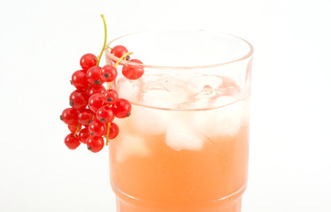Eistee garniert mit Johannisbeeren