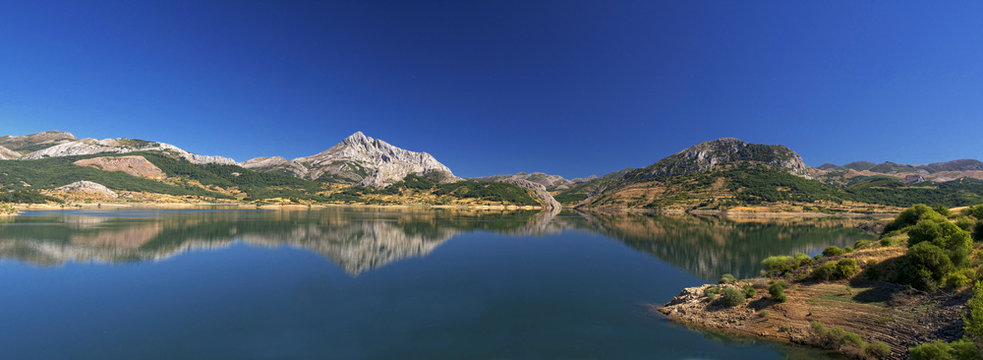 Vista sobre el pantano de Porma.