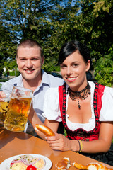 Paar im Biergarten bei Brotzeit