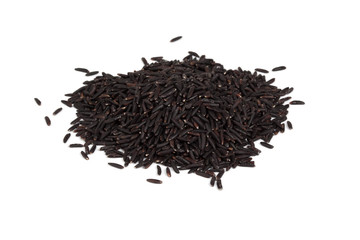 schwarzer reis aus der camargue isoliert auf weiß
