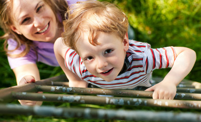 Mutter mit Sohn auf der Leiter