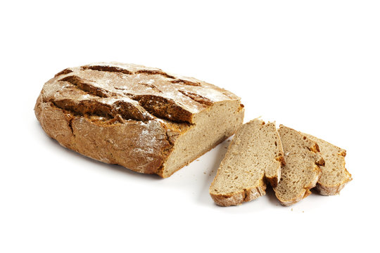 rustikales mischbrot und scheiben isoliert auf wei&szlig;