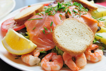 Fresh Salmon with lemon and bread