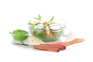 green salad in transparent bowl
