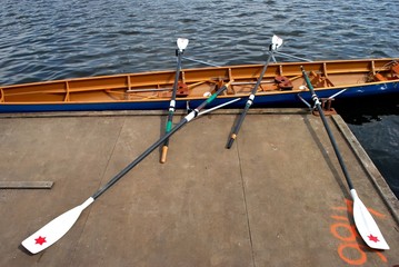 Vierer Ruderboot an einem Steg