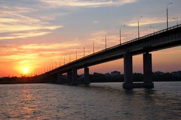 Fototapeta na wymiar duży most przez rzekę