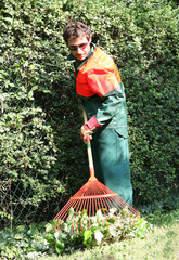 entretien par un jardinier agent d'espaces verts de ville