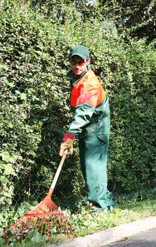 entretien espace vert par un jardinier agent d'entretien ville
